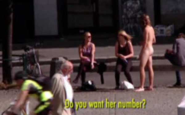 [Vidéo] Il drague les filles complètement nues 