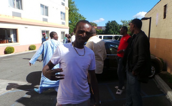 Assane Faye, le batteur de la Génération consciente devant l'hotel Sheridan de New York