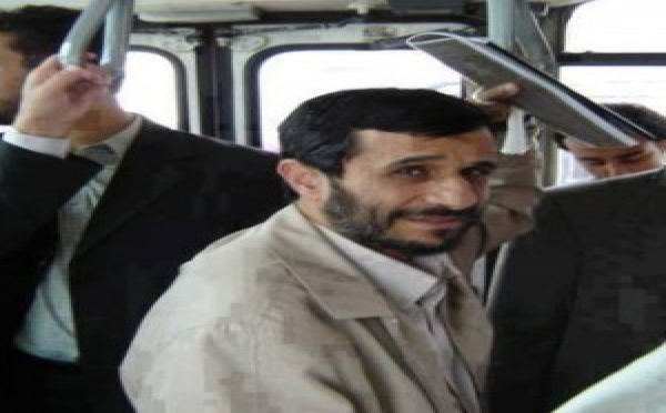 Après deux mandats présidentiels, Ahmadinejad va au travail dans le bus de transport en commun