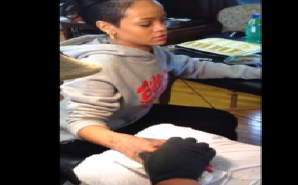 Vidéo : Rihanna se fait saigner à la main pour un nouveau tatouage.