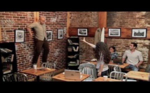 [Vidéo] Cette femme a un vrai pouvoir, ou peut-être pas !! tout est parti d’une tasse de café renversée sur son ordinateur