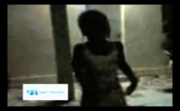 [Regardez!]  Une Italienne danse du " mborokhé mborokhé" et le "Takk ci ripp"