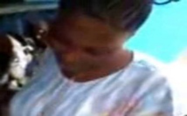 [Vidéo] Cette maman ne sait pas lire et elle achète un journal, sa fille de 12 ans vient à sa rescousse