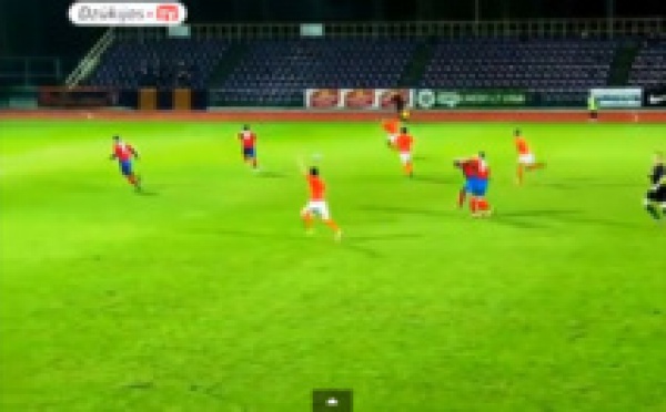 Vidéo : Deux coéquipiers se battent en plain match.