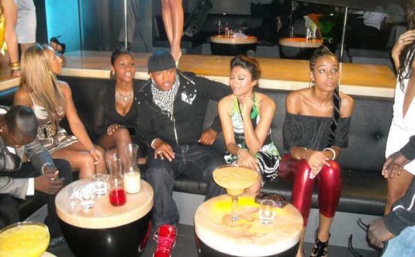 El Hadji Diouf entouré de très belles nymphes 