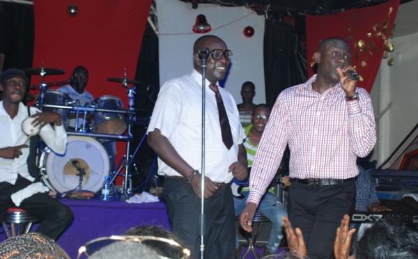 Pape Diouf sur scène avec le maestro Amath Samb