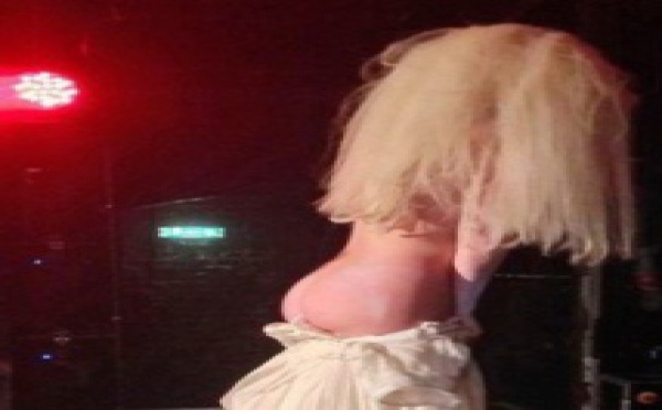 VIDEO: Enième dérapage de Lady Gaga: Elle se met complètement nue sur scène