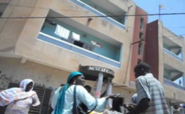 (Vidéo) Un chauffeur de clando manque de respect à une dame. « Danga rééw » lui dit-il.