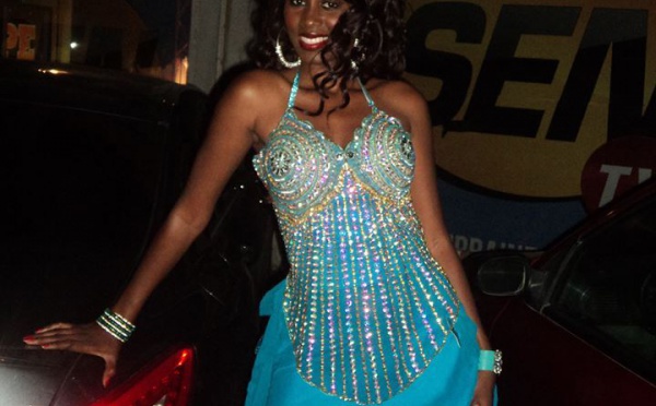 (Photo). Queen Biz très chic avec sa longue robe sulfureuse.