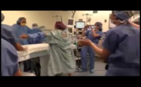 Vidéo : Une malade se permet une danse et fait vibrer le bloc opératoire avant sa double opération.