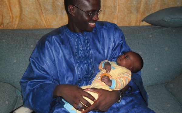Ousmane Mbacké, le fils de Ahmada et Sophia dans les bras de son homonyme