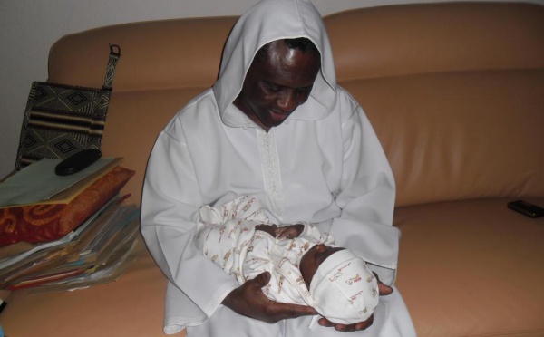 Ousmane Mbacké, le fils de Ahmada et Sophia dans les bras de Kara, son grand-père !