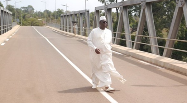 Le pont de Marsassoum s’étend sur un lien linéaire de 484 mètres pour 5,5 km de routes de raccordement revêtues