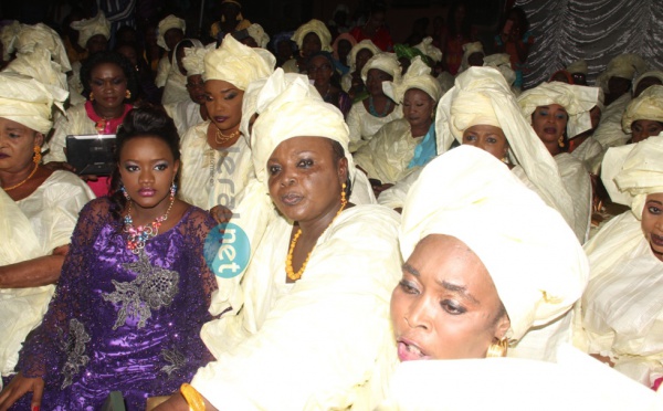 Fama Thioune pose avec la maman de Coumba Gawlo