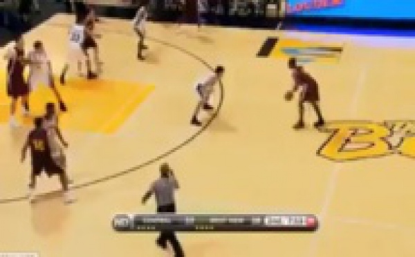[VIDEO] Drole d'arbitre de basket regardez regardez regardez....