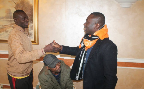 Pape Diouf serrant la main à son jeune frère Khadim
