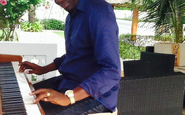Dj prince de la RTS joue au piano !