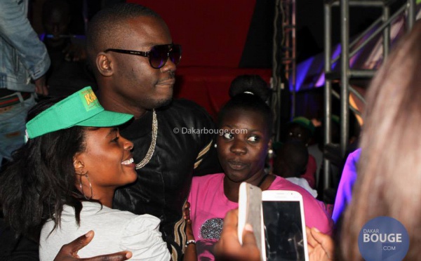 Canebasse pose avec ses fans 