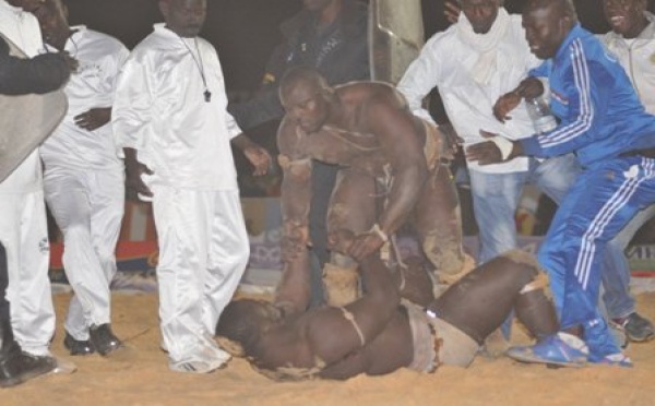 (16) Photos: Revivez le combat Modou Lô vs Eumeu Sène en images.