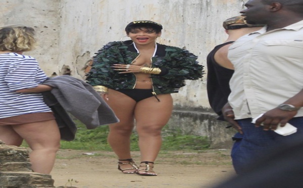 Rihanna en shooting sur les plages brésiliennes. en tenue légère. Regardez