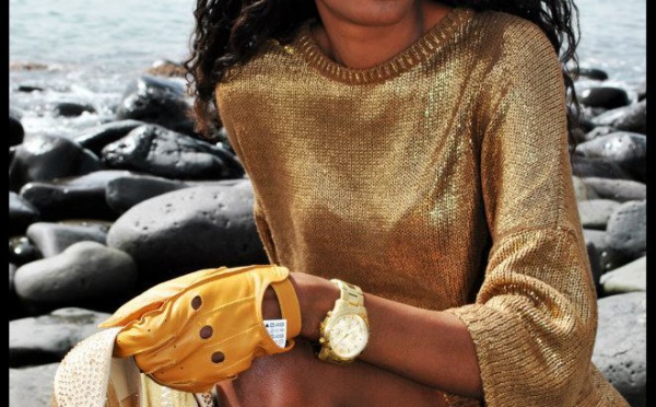 (2) Photos: Cigare à la main, Yayou Sarr en mode femme fatale. 