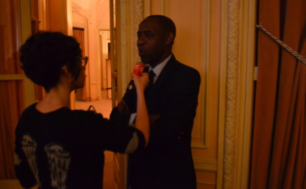 Ameth Amar, PDG de NMA, au micro d'une journaliste de RFI 