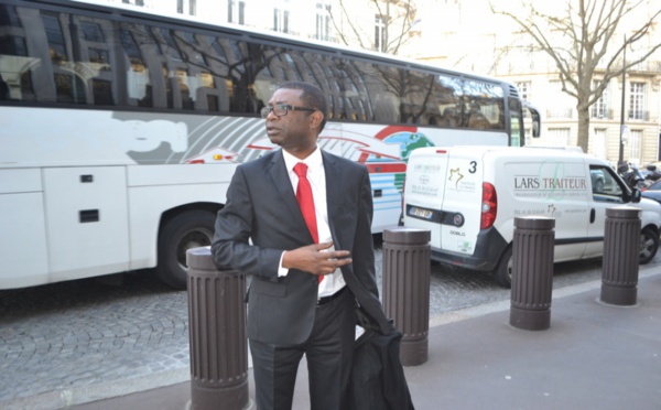 Youssou Ndour devant le siège de la Banque mondiale à Paris