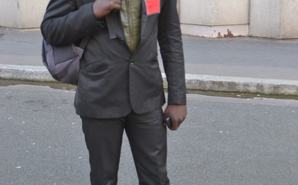 Le journaliste Oumar Kandé de L'As devant le siège de la Banque mondiale à Paris