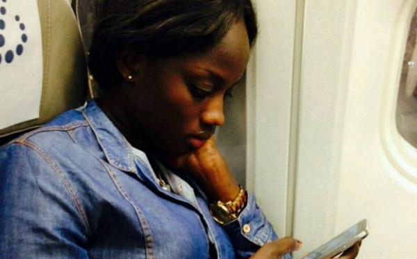 Aida Ndao la miss africité dans l’avion en direction de Dubaï
