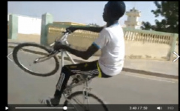 Incroyable - Regardez ce que ce talibé peut faire avec son vélo dans les rues de Touba !