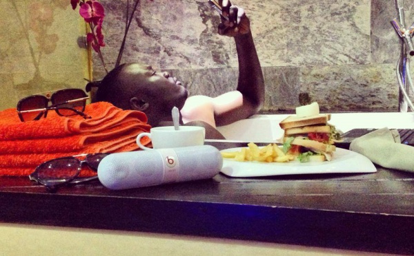 Canabasse se photographie dans sa salle de bain !