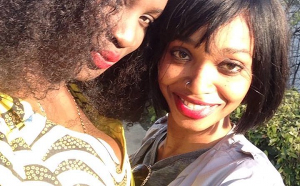 Lissa pose avec sa copine Iman De Chanel 