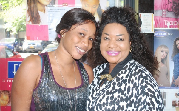 Aida Samb pose avec une fan new-yorkaise