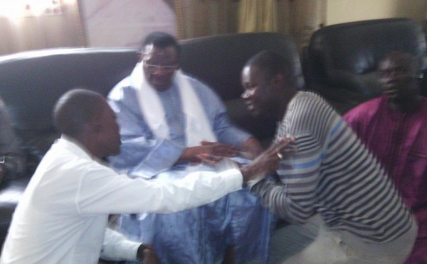 Baba Diaw de Sen Tv recueillant les prières de Cheikh Béthio 