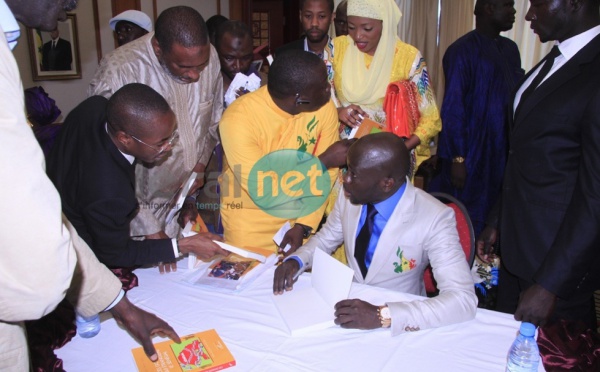 Cheikh Yérim offre un livre dédicacé à son ami Abdou Mbow