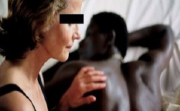 Bamako : Un jeune-homme payé à 100.000 par mois par une « vieille blanche » pour des « prestations sexuelles » !