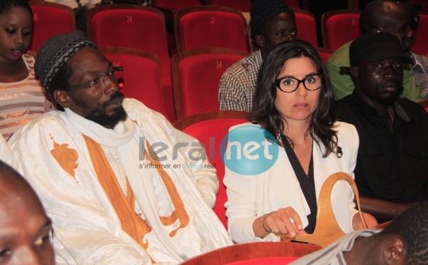 Fadel Barro, coordonnateur de "Y en a marre" avec sa « Guen Gui Deuk »