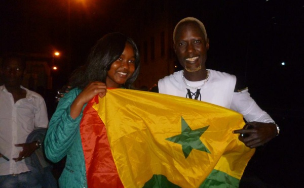 Babacar Seck brandit le drapeau du Sénégal dans les rues de Paris