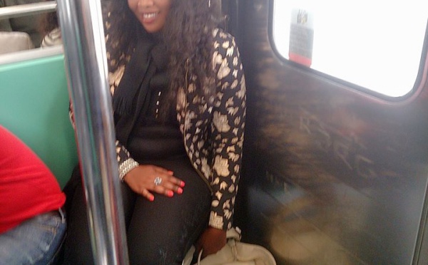 Fatou Abdou Ndiaye de la Sen Tv dans le métro parisien 