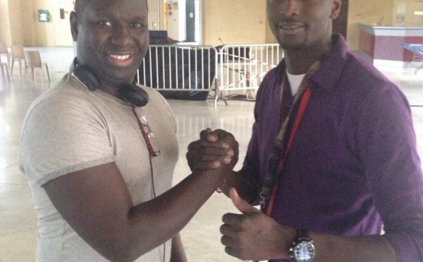Salam Diallo pose avec son pote