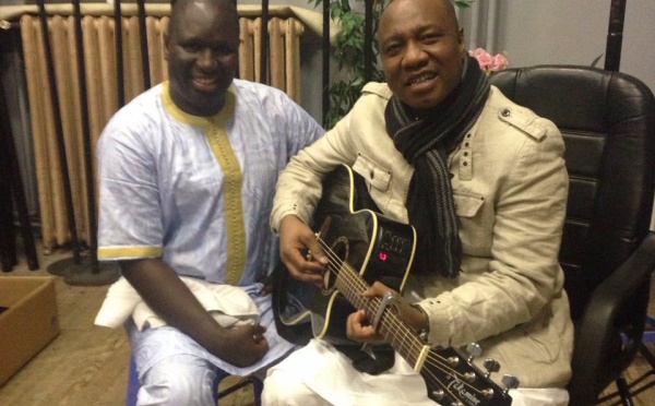 Salam Diallo pose avec le grand Sékouba Bambino 