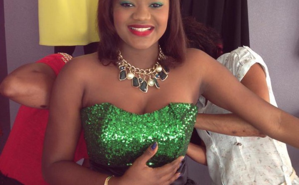 Fama Thioune de Sen Tv toute souriante 
