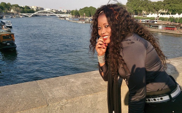 Fatou Abdou Ndiaye toute heureuse devant La Seine