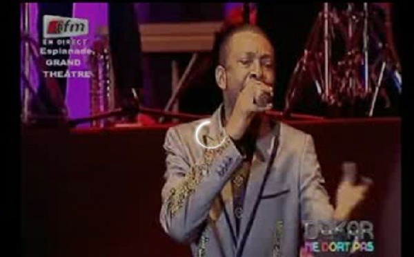 Souvenir: You chante Wade devant Aida Ndiongue