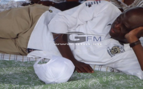 Insolites – Quand Mansour Faye se tape une pause en pleine campagne