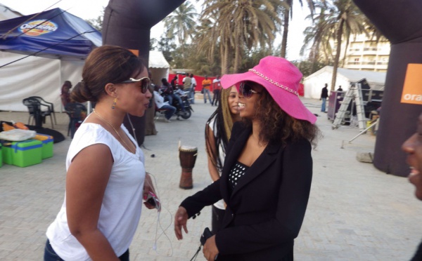 Adiouza en pleine discussion avec son amie Aïda Samb 