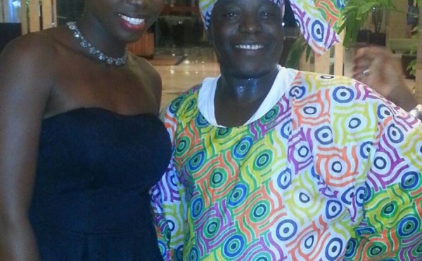 Kouthia en toute complicité avec la top model Ndeye Dogo