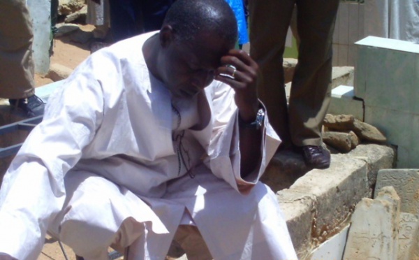 Mohamed Dionne se recueille sur les tombes de ses parents à Touba