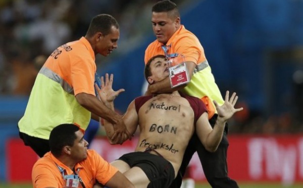 Vidéo: Un spectateur entre dans le terrain pendant la finale Argentine vs Allemagne. 