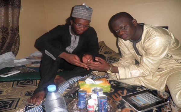 Omaro recueillant les prières de Serigne Baye Cissé